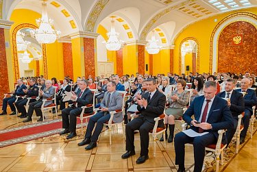 Работников аппарата отметили наградами